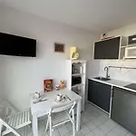 4 Couchages Avec Clim, Terrasse, Piscine Et Accès Direct à La - Fr-1-387-192 * Marseillan (Herault)